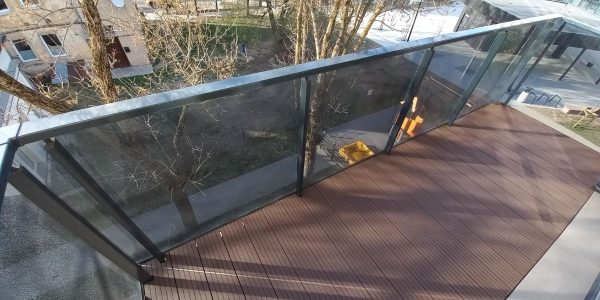 WPC rudas balkonas | Terasos stoginės įrengimas Vilniuje vilniausterasos.lt