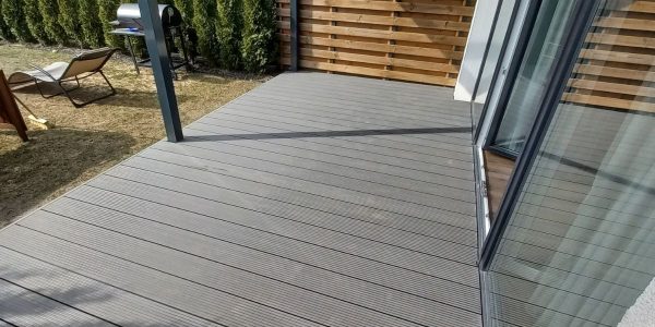 WPC lentų terasa | Cinkuoto metalo konstrukcija