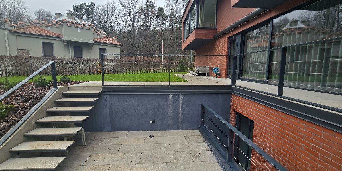 Akmens masės plytelių terasa