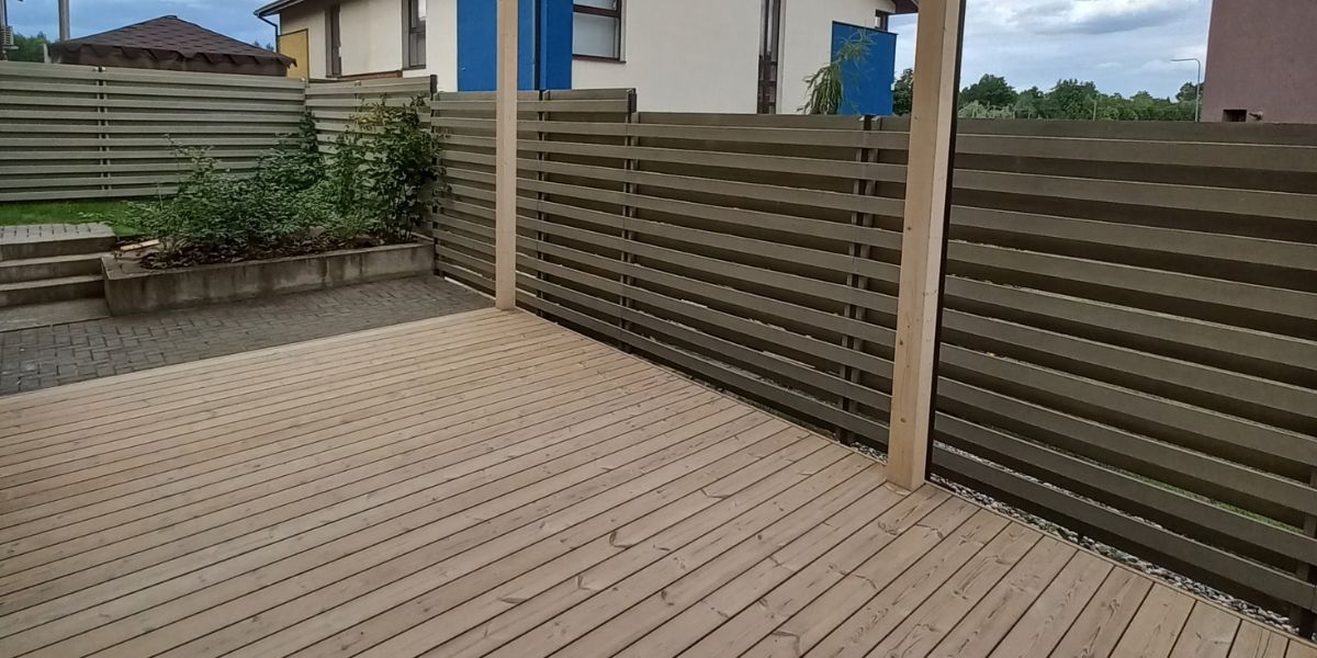 Termo pušies lentų terasa su stiklo dangos stogine