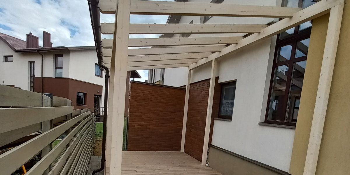 Termo pušies lentų terasa su stiklo dangos stogine