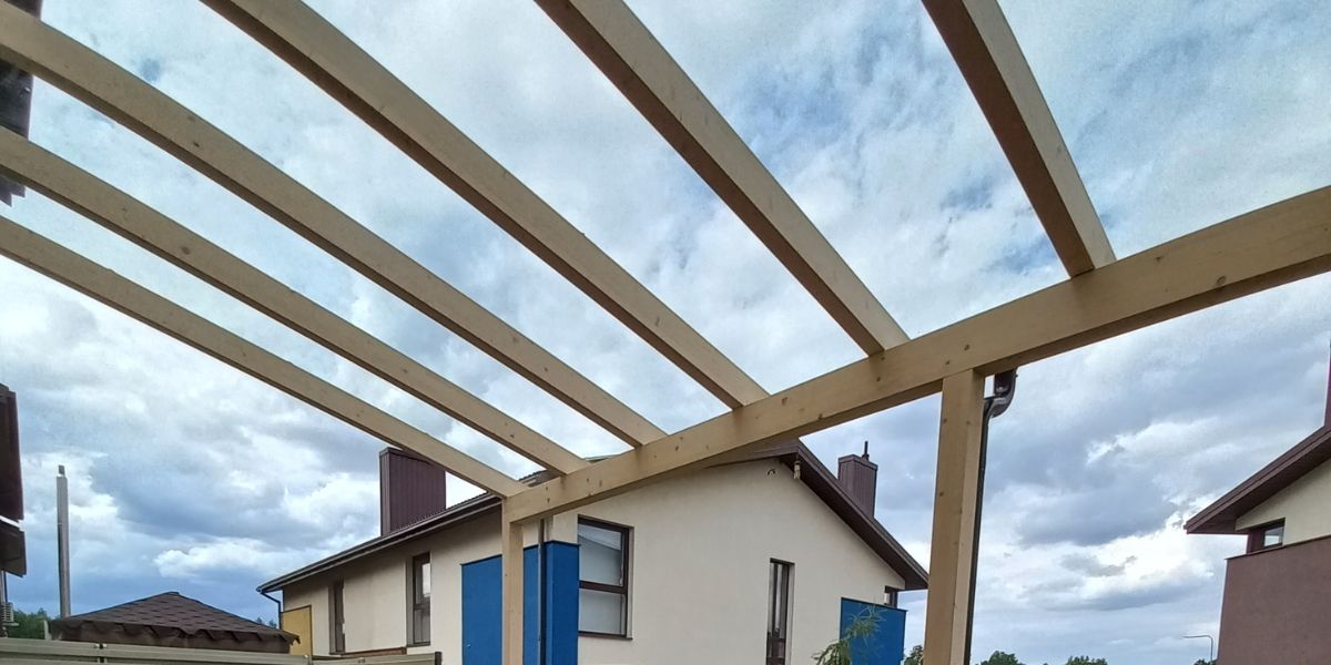 Termo pušies lentų terasa su stiklo dangos stogine