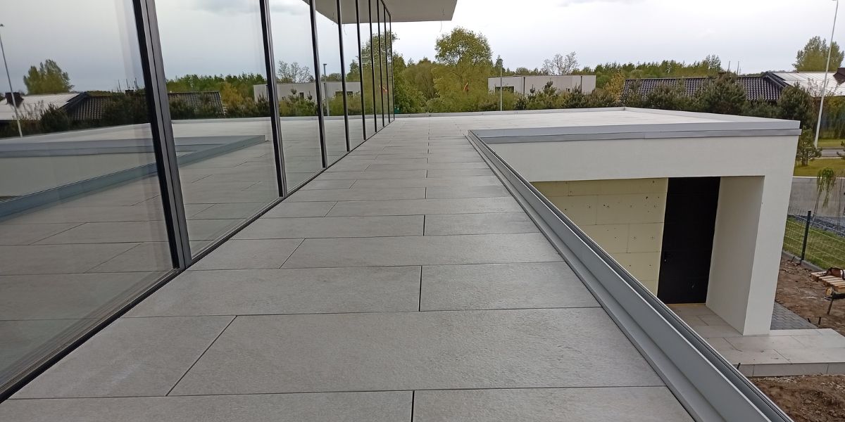 Akmens masės plytelių terasa